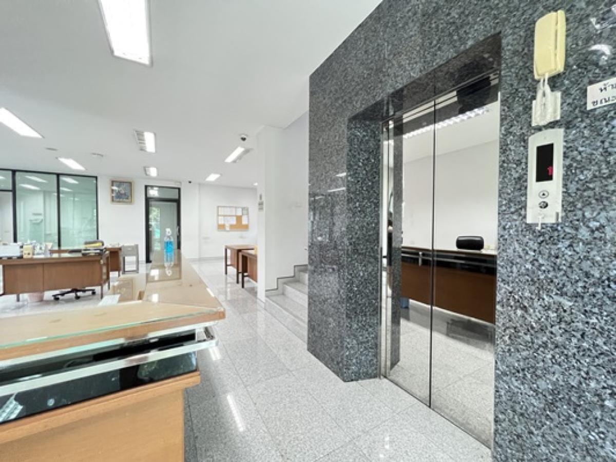For SaleOfficeOnnut, Udomsuk : For Sale Office building, 4-storey Sukhumvit 101/1, near Punnawithi BTS station , high floor , newly renovated ,  Bang Chak  , Phra Khanong , Bangkok , CX-135802