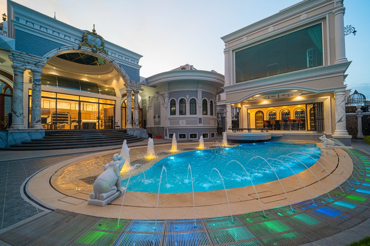 ขายบ้านพุทธมณฑล ศาลายา : 📢👇 คฤหาสน์หรูระดับ Super Luxury ครบทุกฟังก์ชันในหลังเดียว! ใจกลางพุทธมณฑล สวยอลังการ พร้อมสิ่งอำนวยความสะดวกครบเหมือนอยู่รีสอร์ตส่วนตัว ทั้งสระว่ายน้ำ ห้องฟิตเนส ห้องซาวน่า ห้องคาราโอเกะ และห้องจัดเลี้ยงรองรับแขกได้หลักร้อย