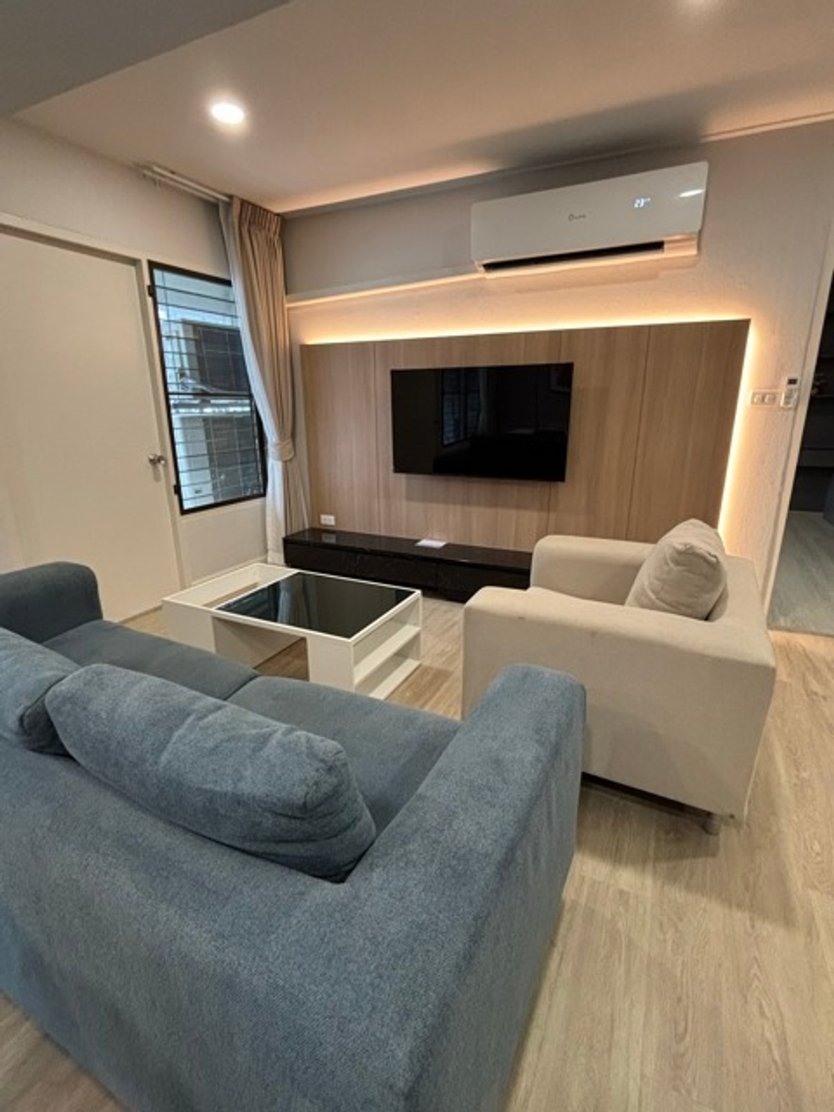 For RentCondoSukhumvit, Asoke, Thonglor : 7th floor condo with furniture, beautifully decorated, for rent in Thonglor-Ekkamai area, near The Commons Thonglor, only 350 meters.