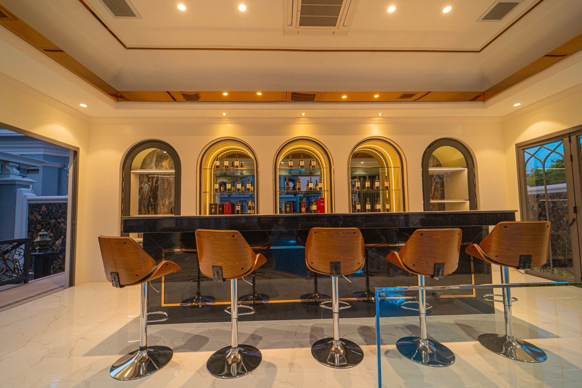 ขายบ้านพุทธมณฑล ศาลายา : 📢👇 คฤหาสน์หรูระดับ Super Luxury ครบทุกฟังก์ชันในหลังเดียว! ใจกลางพุทธมณฑล สวยอลังการ พร้อมสิ่งอำนวยความสะดวกครบเหมือนอยู่รีสอร์ตส่วนตัว ทั้งสระว่ายน้ำ ห้องฟิตเนส ห้องซาวน่า ห้องคาราโอเกะ และห้องจัดเลี้ยงรองรับแขกได้หลักร้อย