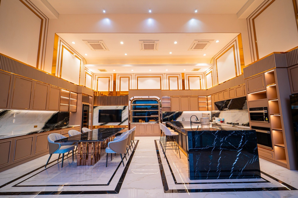 ขายบ้านพุทธมณฑล ศาลายา : 📢👇 คฤหาสน์หรูระดับ Super Luxury ครบทุกฟังก์ชันในหลังเดียว! ใจกลางพุทธมณฑล สวยอลังการ พร้อมสิ่งอำนวยความสะดวกครบเหมือนอยู่รีสอร์ตส่วนตัว ทั้งสระว่ายน้ำ ห้องฟิตเนส ห้องซาวน่า ห้องคาราโอเกะ และห้องจัดเลี้ยงรองรับแขกได้หลักร้อย