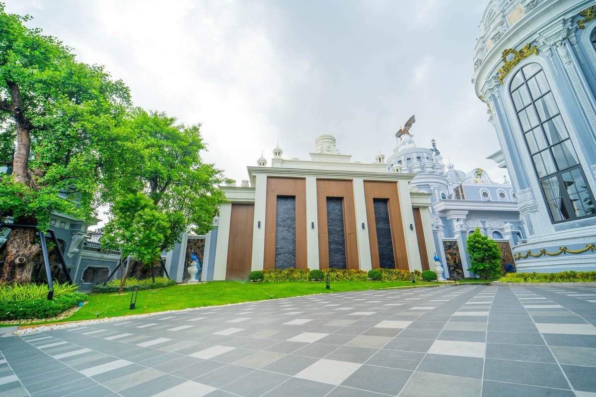 ขายบ้านพุทธมณฑล ศาลายา : 📢👇 คฤหาสน์หรูระดับ Super Luxury ครบทุกฟังก์ชันในหลังเดียว! ใจกลางพุทธมณฑล สวยอลังการ พร้อมสิ่งอำนวยความสะดวกครบเหมือนอยู่รีสอร์ตส่วนตัว ทั้งสระว่ายน้ำ ห้องฟิตเนส ห้องซาวน่า ห้องคาราโอเกะ และห้องจัดเลี้ยงรองรับแขกได้หลักร้อย