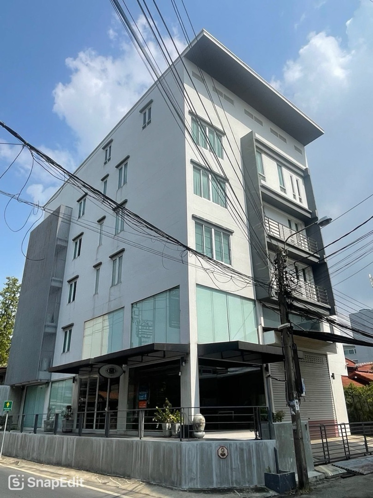 ให้เช่าโฮมออฟฟิศพระราม 9 เพชรบุรีตัดใหม่ RCA : 📢👇 โฮมออฟฟิศ 4 ชั้น พื้นที่กว้าง พร้อมชั้นลอยและดาดฟ้า — มีลิฟต์ในตัว!
ทำเลศักยภาพ ใจกลางพระราม 9 เดินทางสะดวก เข้า-ออกได้หลายเส้นทาง ใกล้จุดขึ้นลงทางด่วน
เหมาะสำหรับใช้เป็นสำนักงาน โชว์รูม หรือสำนักงานใหญ่ของธุรกิจ