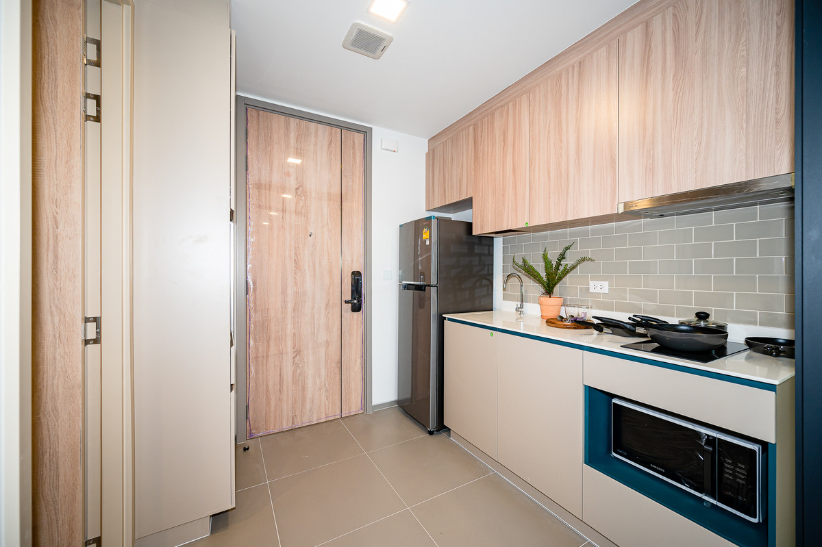 For RentCondoRatchathewi,Phayathai : Cheapest, clear view, not blocked -XT Phayathai 42 Sq.m., closed kitchen, fully furnished - luxurious common area that is sufficient for use.