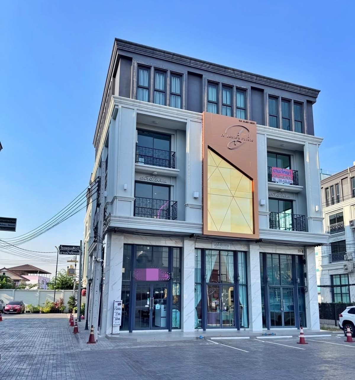 For LeaseholdRetail SpacePattanakan, Srinakarin : Beauty salon for rent, On Nut 41, on the roadside, prominent building in front of The Master project (golden horse in front)