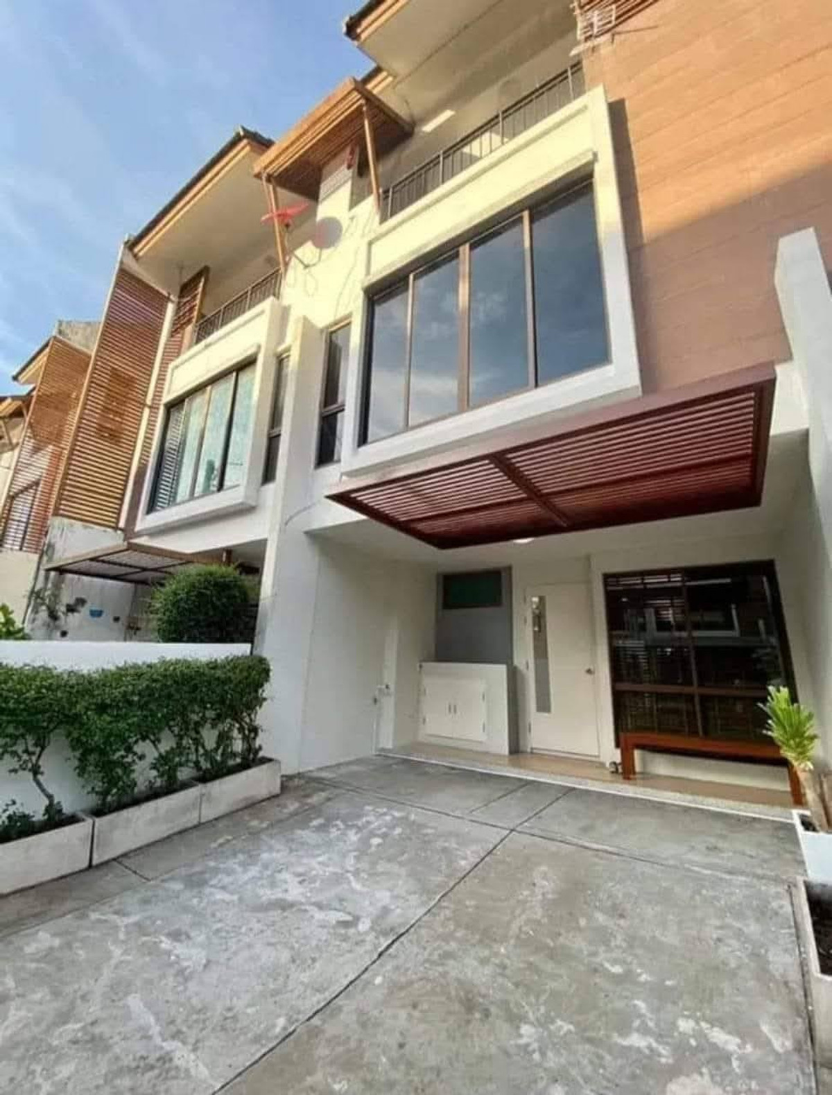 For RentTownhomeOnnut, Udomsuk : 3-story townhome with furniture, beautifully decorated, for rent in Bang Chak-Phra Khanong area, near BTS Bang Chak, only 950 meters.