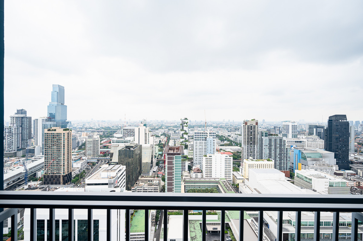 For RentCondoRatchathewi,Phayathai : Cheapest, clear view, not blocked -XT Phayathai 42 Sq.m., closed kitchen, fully furnished - luxurious common area that is sufficient for use.