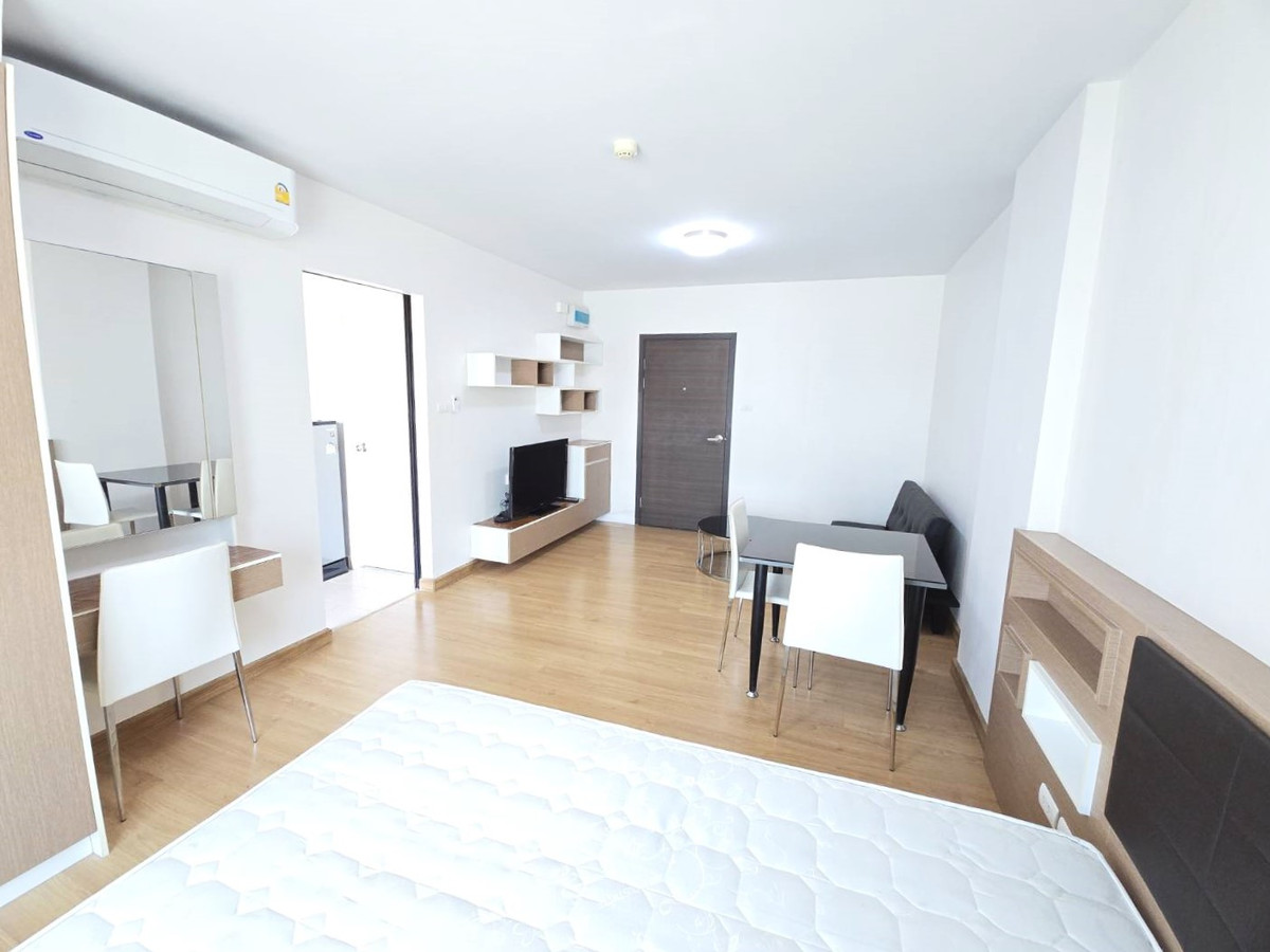 For RentCondoBangna, Bearing, Lasalle : Supalai City Resort, BTS Bearing Station, 6th floor, Studio room, separate kitchen, 1 bathroom, and balcony.