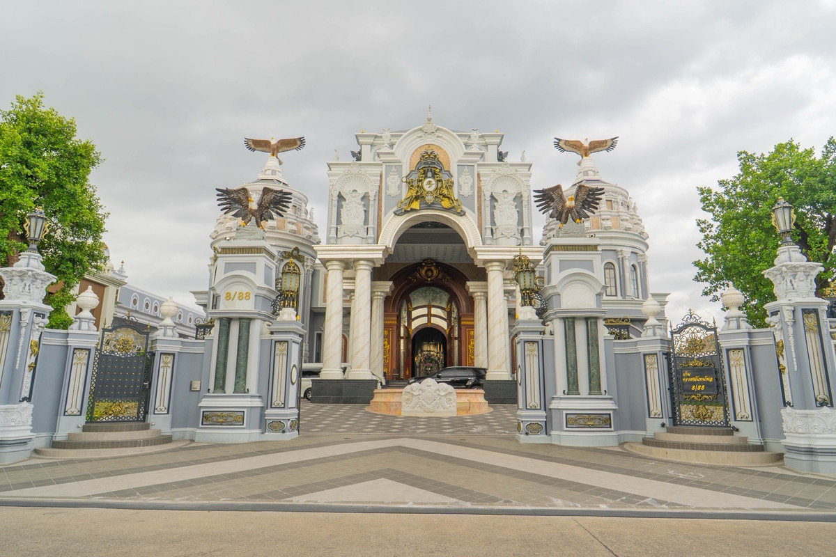 ขายบ้านพุทธมณฑล ศาลายา : 📢👇 คฤหาสน์หรูระดับ Super Luxury ครบทุกฟังก์ชันในหลังเดียว! ใจกลางพุทธมณฑล สวยอลังการ พร้อมสิ่งอำนวยความสะดวกครบเหมือนอยู่รีสอร์ตส่วนตัว ทั้งสระว่ายน้ำ ห้องฟิตเนส ห้องซาวน่า ห้องคาราโอเกะ และห้องจัดเลี้ยงรองรับแขกได้หลักร้อย