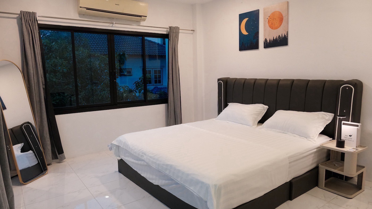 ให้เช่าบ้านอ่อนนุช อุดมสุข : 📢👇 บ้านที่เป็นมิตรกับสัตว์เลี้ยง พร้อมสระน้ำเกลือส่วนตัว! เหมาะสำหรับครอบครัวและคนรักสัตว์เลี้ยง เพลิดเพลินกับไลฟ์สไตล์ที่ผ่อนคลายพร้อมสระว่ายน้ำส่วนตัวและสวนกว้างขวางใจกลางอุดมสุข