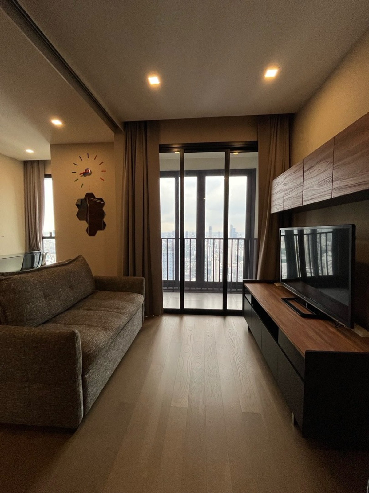 ขายคอนโดสุขุมวิท อโศก ทองหล่อ : ✨ ขาย Ashton Asoke (แอชตัน อโศก)ชั้นสูงมาก วิวสวย ห้อง Rare Unit ราคาพิเศษสุดในโครงการ💰 ราคาพิเศษเพียง 9.5 ล้านบาทจากราคาปกติ 9.8 ล้านบาท📌 ห้องสวยตกแต่งครบ Fully Furnished พร้อมเข้าอยู่ได้ทันที🏙️ พีรพงศ์ ฟีฟ่า 087-808-3690