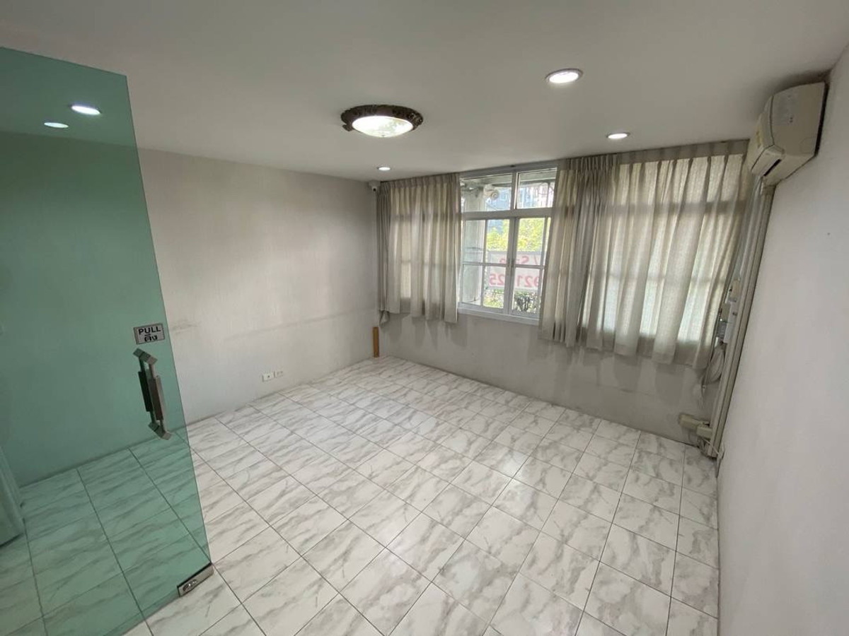 อาคารพาณิชย์สุขุมวิท อโศก ทองหล่อ : 📢👇เริ่มต้นธุรกิจของคุณในทำเลศักยภาพ!อาคารพาณิชย์สูง 5 ชั้นครึ่ง ติดถนนใหญ่ รายล้อมด้วยย่านคึกคัก เดินทางสะดวก ทำเลดีตามหลักฮวงจุ้ย เหมาะสำหรับทำออฟฟิศ คาเฟ่ โชว์รูม หรือธุรกิจอื่น ๆ