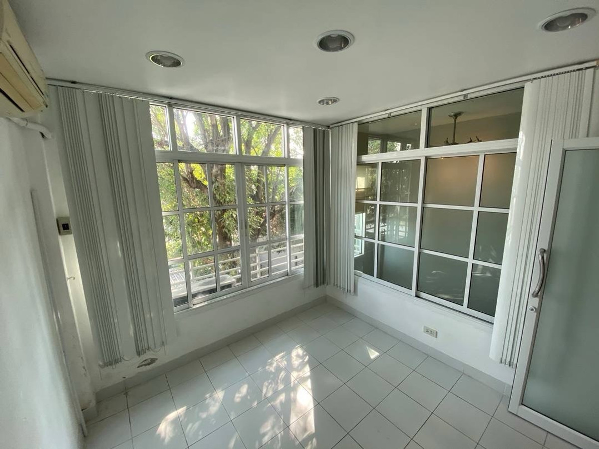 อาคารพาณิชย์สุขุมวิท อโศก ทองหล่อ : 📢👇เริ่มต้นธุรกิจของคุณในทำเลศักยภาพ!อาคารพาณิชย์สูง 5 ชั้นครึ่ง ติดถนนใหญ่ รายล้อมด้วยย่านคึกคัก เดินทางสะดวก ทำเลดีตามหลักฮวงจุ้ย เหมาะสำหรับทำออฟฟิศ คาเฟ่ โชว์รูม หรือธุรกิจอื่น ๆ