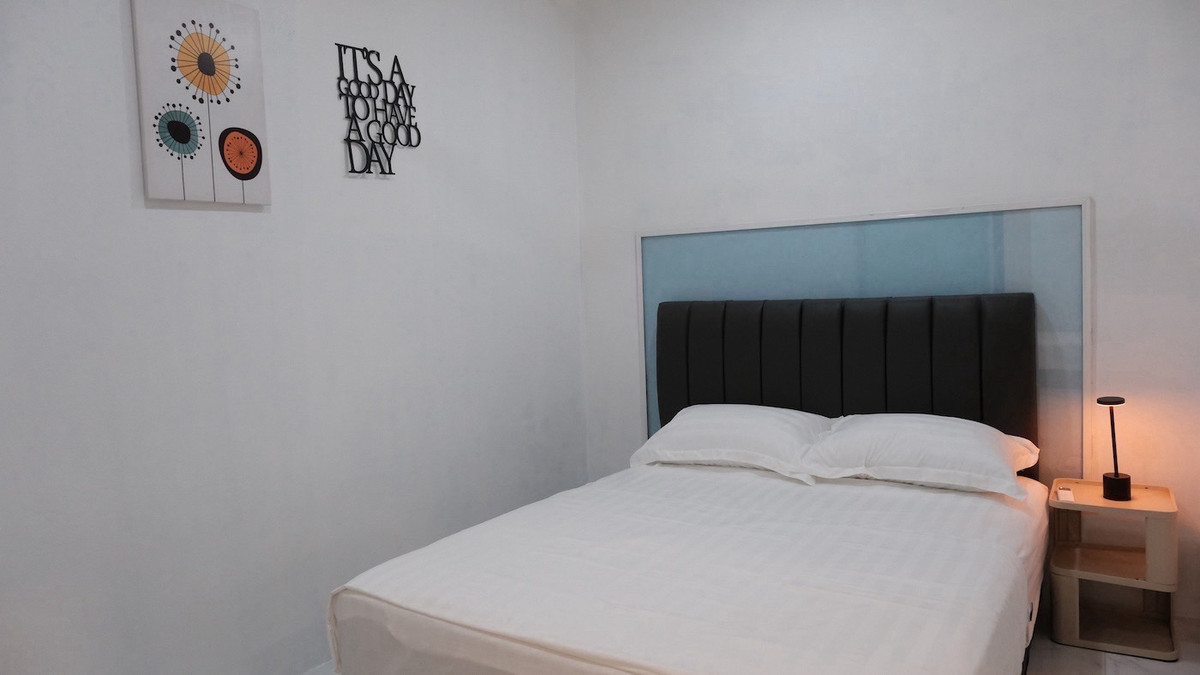 ให้เช่าบ้านอ่อนนุช อุดมสุข : 📢👇 บ้านที่เป็นมิตรกับสัตว์เลี้ยง พร้อมสระน้ำเกลือส่วนตัว! เหมาะสำหรับครอบครัวและคนรักสัตว์เลี้ยง เพลิดเพลินกับไลฟ์สไตล์ที่ผ่อนคลายพร้อมสระว่ายน้ำส่วนตัวและสวนกว้างขวางใจกลางอุดมสุข