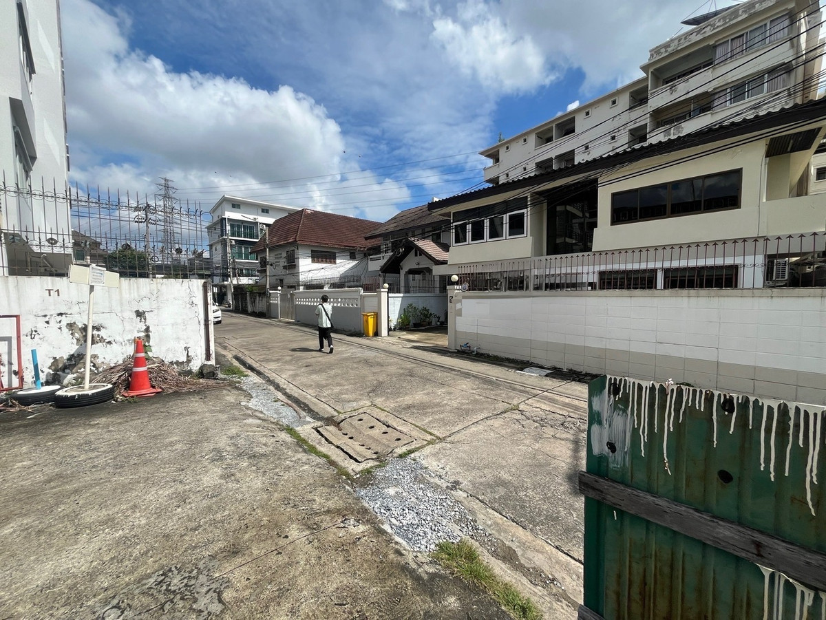 For RentLandRatchadapisek, Huaikwang, Suttisan : Land for rent, 104 square wah, completely poured, Soi Ratchadaphisek 19, Vibhavadi 20.