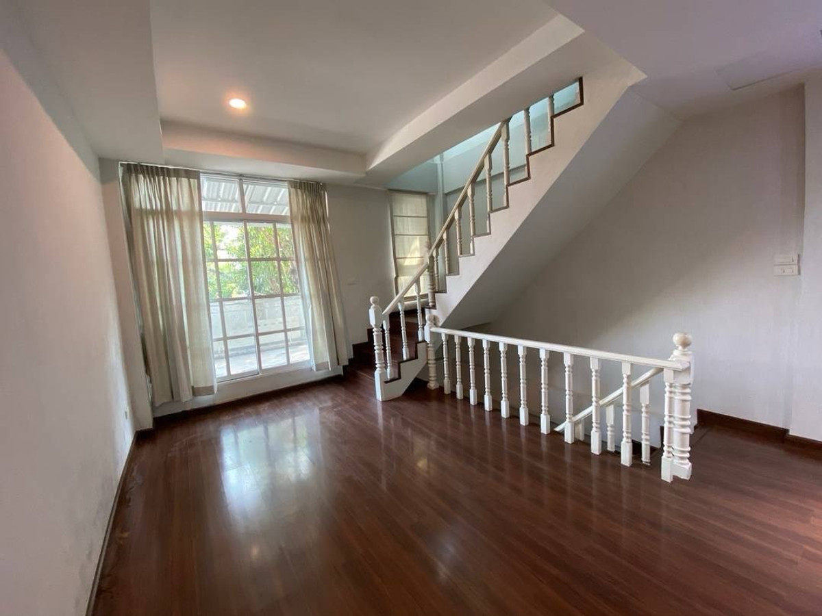 อาคารพาณิชย์สุขุมวิท อโศก ทองหล่อ : 📢👇เริ่มต้นธุรกิจของคุณในทำเลศักยภาพ!อาคารพาณิชย์สูง 5 ชั้นครึ่ง ติดถนนใหญ่ รายล้อมด้วยย่านคึกคัก เดินทางสะดวก ทำเลดีตามหลักฮวงจุ้ย เหมาะสำหรับทำออฟฟิศ คาเฟ่ โชว์รูม หรือธุรกิจอื่น ๆ