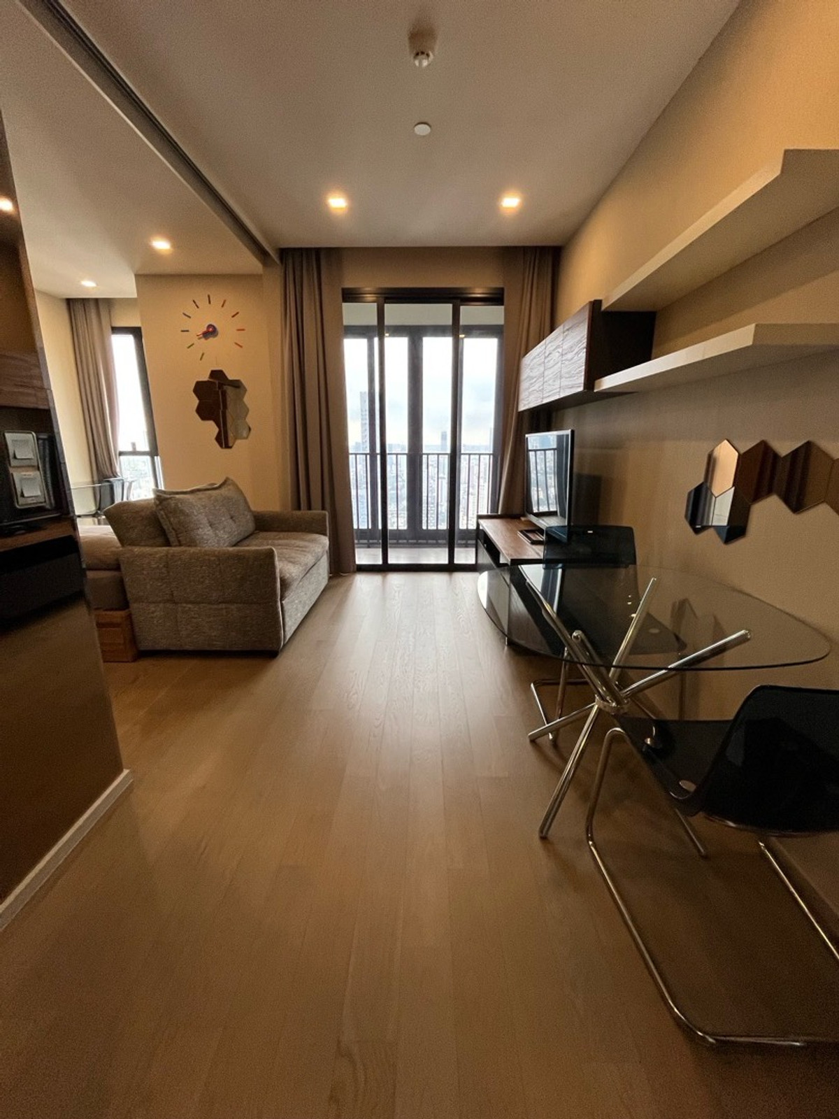 ขายคอนโดสุขุมวิท อโศก ทองหล่อ : ✨ ขาย Ashton Asoke (แอชตัน อโศก)ชั้นสูงมาก วิวสวย ห้อง Rare Unit ราคาพิเศษสุดในโครงการ💰 ราคาพิเศษเพียง 9.5 ล้านบาทจากราคาปกติ 9.8 ล้านบาท📌 ห้องสวยตกแต่งครบ Fully Furnished พร้อมเข้าอยู่ได้ทันที🏙️ พีรพงศ์ ฟีฟ่า 087-808-3690