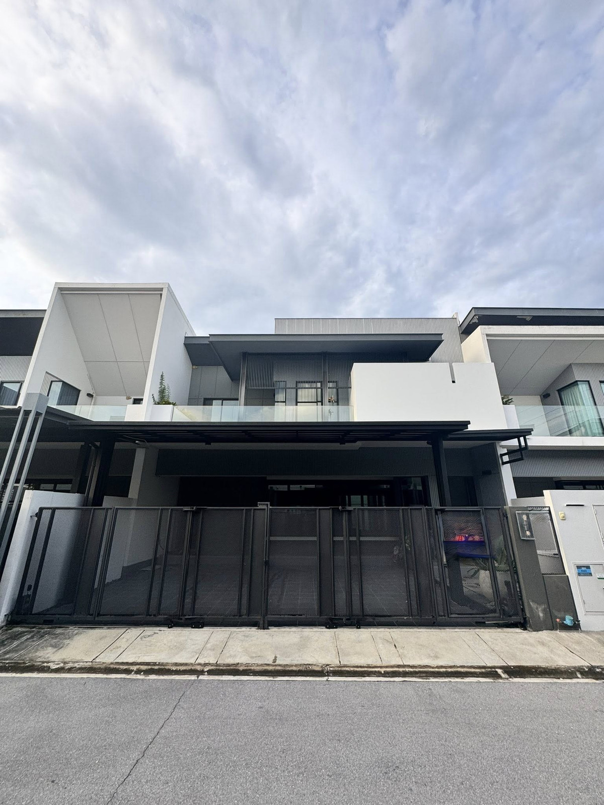 ให้เช่าบ้านบางนา แบริ่ง ลาซาล : 📢 Your Ready-to-Move-In Luxury Home at VIVE Bangna KM.7 Designed with space, comfort, and modern living in mind. 3 bedroom 4 bedroom with fully furnished near Mega Bangna