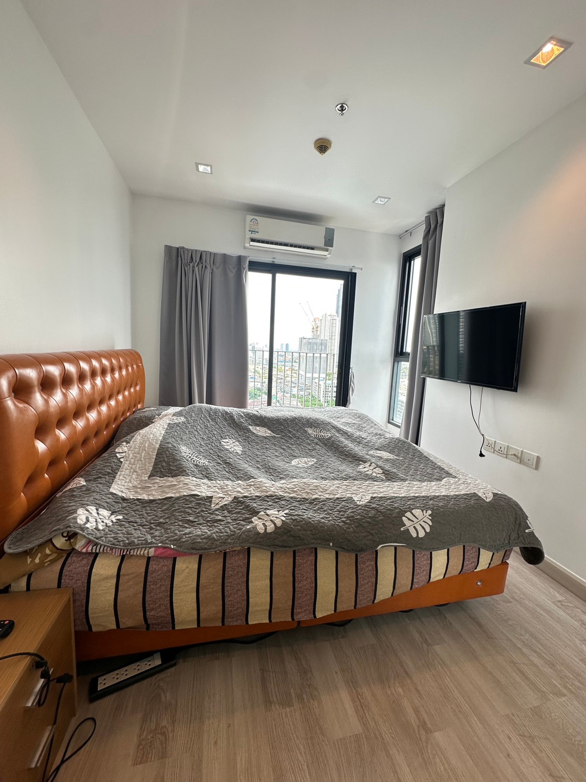 For RentCondoWongwianyai, Charoennakor : T2071068 Condo for rent Ideo Mobi Sathorn (Ideo Mobi Sathorn) size 52 sq m, 19th floor.