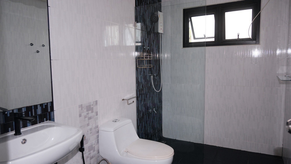 ให้เช่าบ้านอ่อนนุช อุดมสุข : 📢👇 บ้านที่เป็นมิตรกับสัตว์เลี้ยง พร้อมสระน้ำเกลือส่วนตัว! เหมาะสำหรับครอบครัวและคนรักสัตว์เลี้ยง เพลิดเพลินกับไลฟ์สไตล์ที่ผ่อนคลายพร้อมสระว่ายน้ำส่วนตัวและสวนกว้างขวางใจกลางอุดมสุข