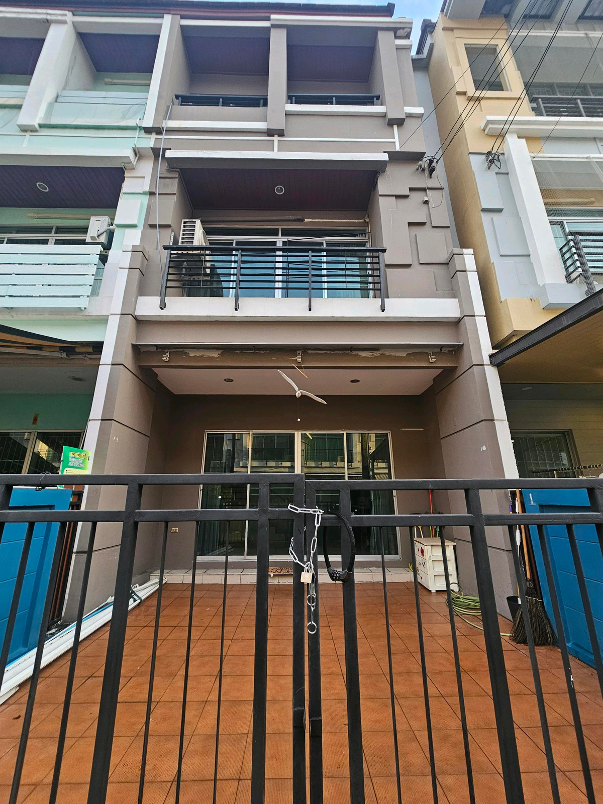 ให้เช่าทาวน์โฮมโชคชัย4 ลาดพร้าว71 : ราคาดีมาก❗️ให้เช่าทาว์นโฮม3ชั้น บ้านกลางเมือง Urbanion ลาดพร้าว71 เพียงเดือนละ 22,000บาท💵 ทำเลดีมากๆติดถนนใหญ่ ใกล้รถไฟฟ้าและทางด่วน ทะลุออกได้หลายทาง โทรด่วน0655193596ปัน