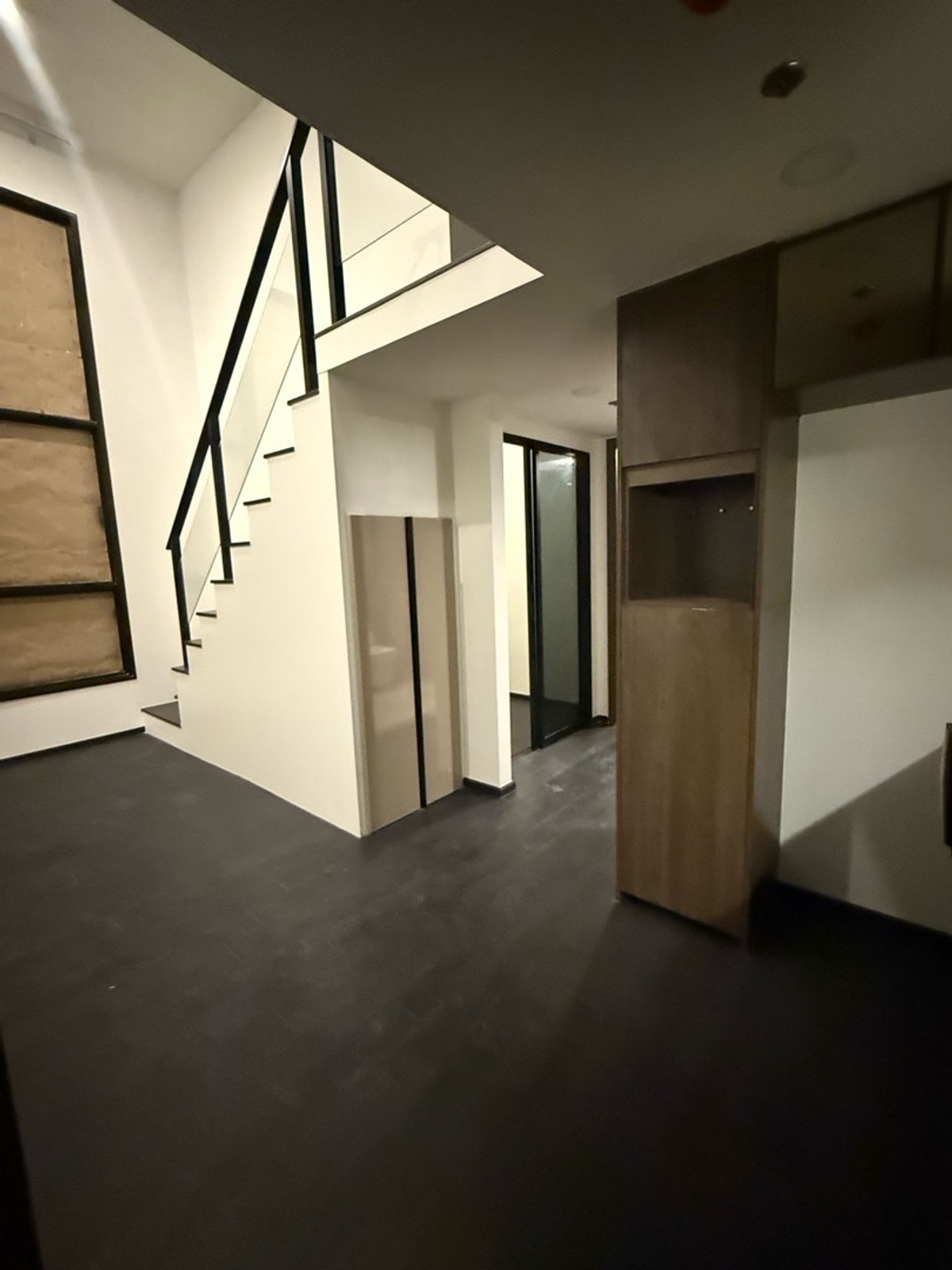 For SaleCondoSukhumvit, Asoke, Thonglor : 2-story condo with high ceilings in the heart of Thonglor.