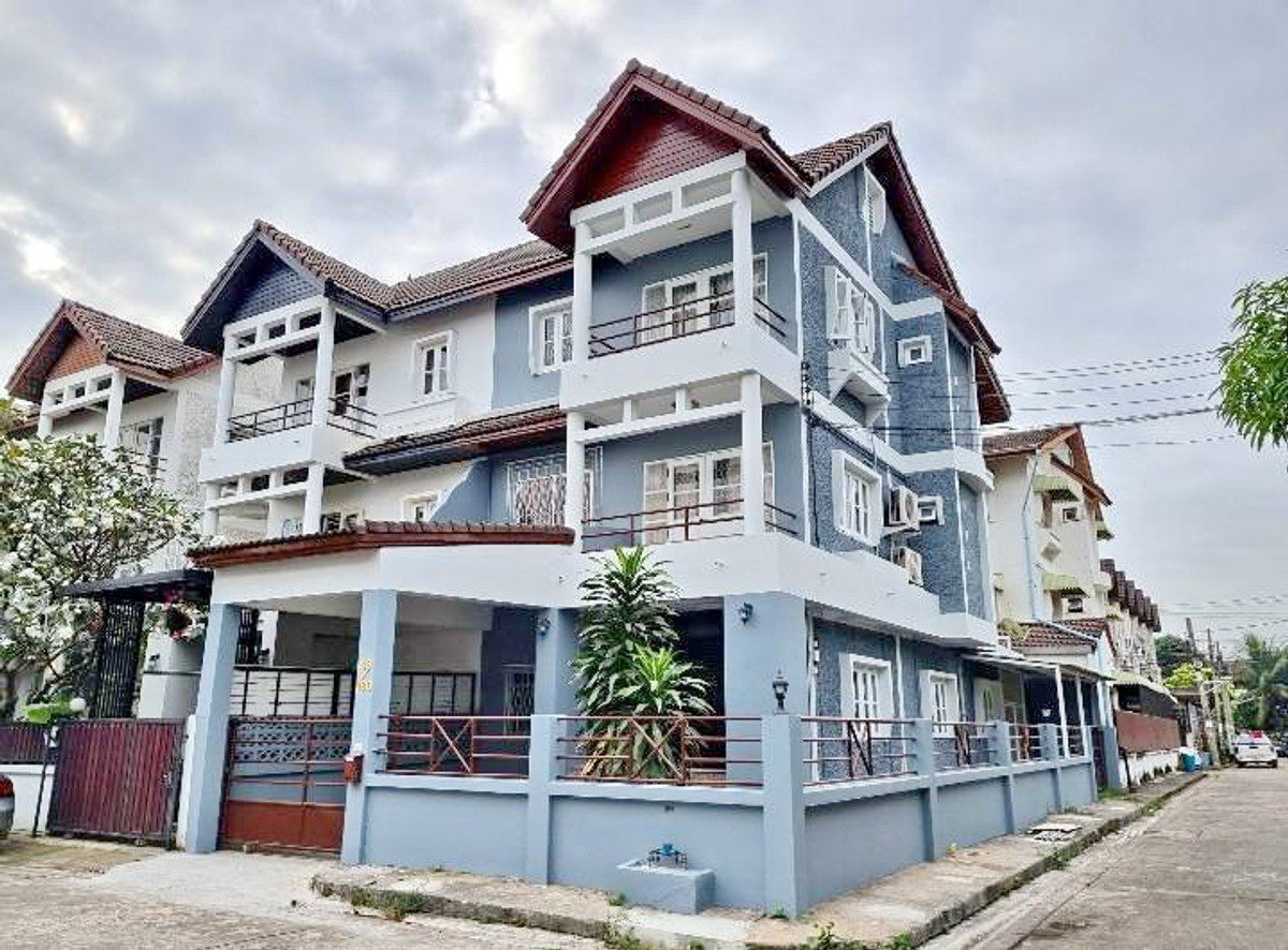 For RentChaengwatana, Muangthong : Semi-detached house for rent, corner room, 3 floors (no furniture), along Klong Prapa Canal, near MRT Muang Thong Thani.