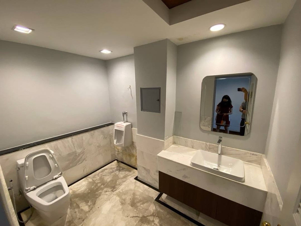 อาคารพาณิชย์สุขุมวิท อโศก ทองหล่อ : 📢👇เริ่มต้นธุรกิจของคุณในทำเลศักยภาพ!อาคารพาณิชย์สูง 5 ชั้นครึ่ง ติดถนนใหญ่ รายล้อมด้วยย่านคึกคัก เดินทางสะดวก ทำเลดีตามหลักฮวงจุ้ย เหมาะสำหรับทำออฟฟิศ คาเฟ่ โชว์รูม หรือธุรกิจอื่น ๆ