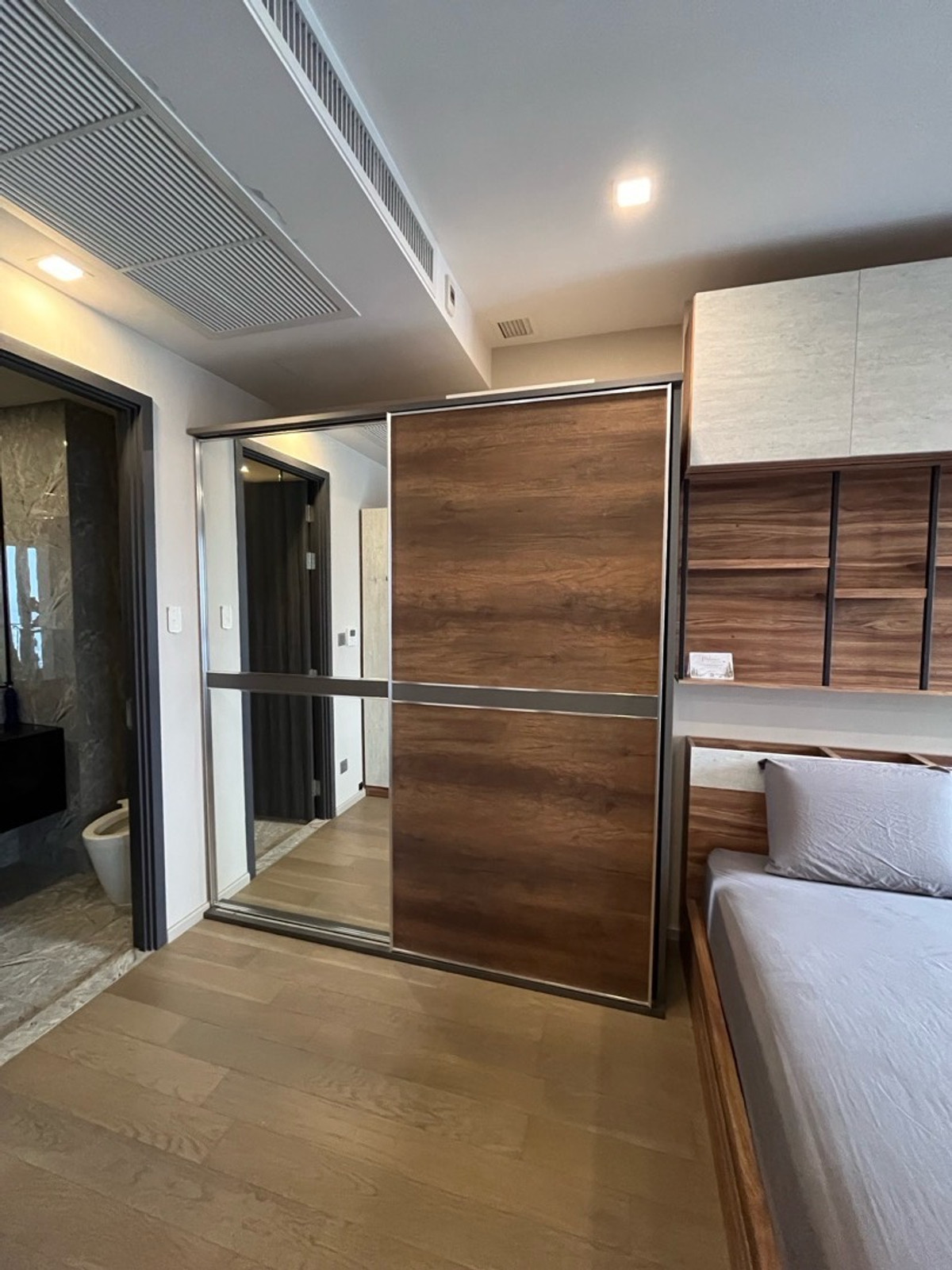 ขายคอนโดสุขุมวิท อโศก ทองหล่อ : ✨ ขาย Ashton Asoke (แอชตัน อโศก)ชั้นสูงมาก วิวสวย ห้อง Rare Unit ราคาพิเศษสุดในโครงการ💰 ราคาพิเศษเพียง 9.5 ล้านบาทจากราคาปกติ 9.8 ล้านบาท📌 ห้องสวยตกแต่งครบ Fully Furnished พร้อมเข้าอยู่ได้ทันที🏙️ พีรพงศ์ ฟีฟ่า 087-808-3690