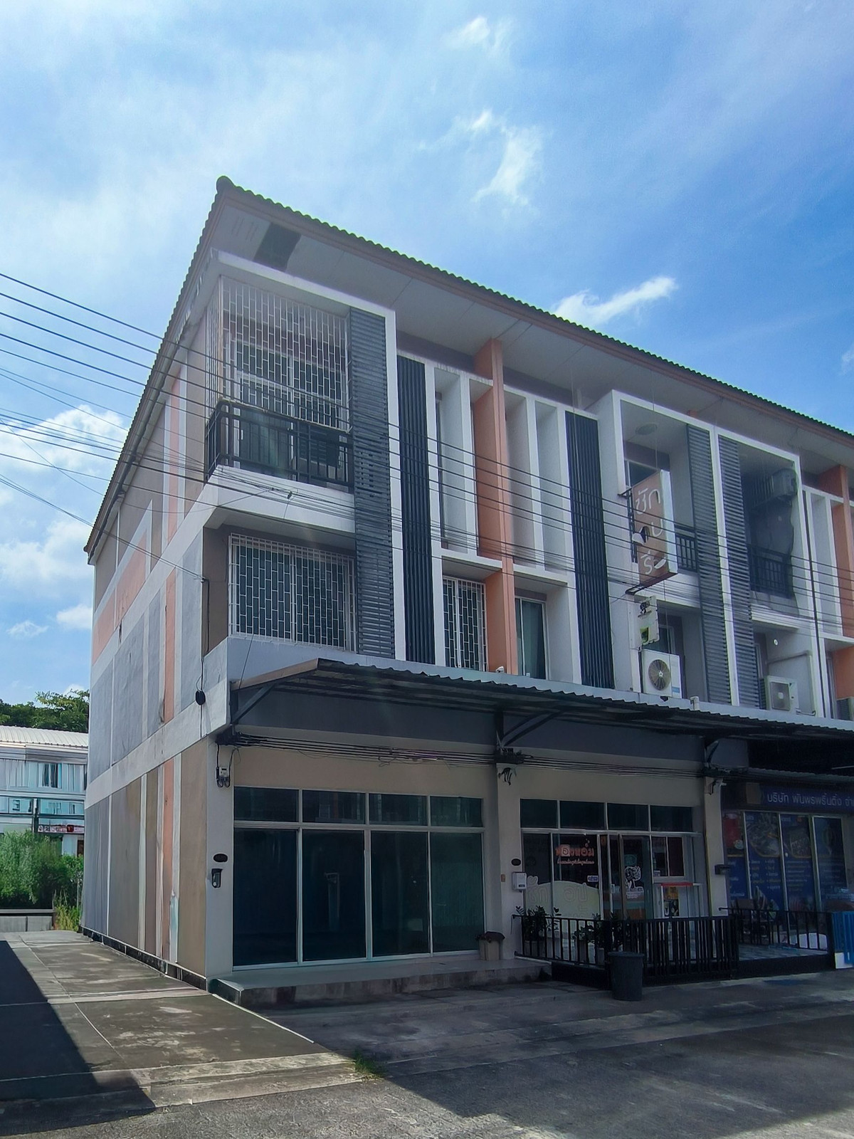 ขายอาคารพาณิชย์ปทุมธานี รังสิต ธรรมศาสตร์ : ขาย อาคารพาณิชย์ 3 ชั้น ไอลีฟ ทาวน์ ลำลูกกา คลอง3 - หลังมุม 19.8 ตรว.