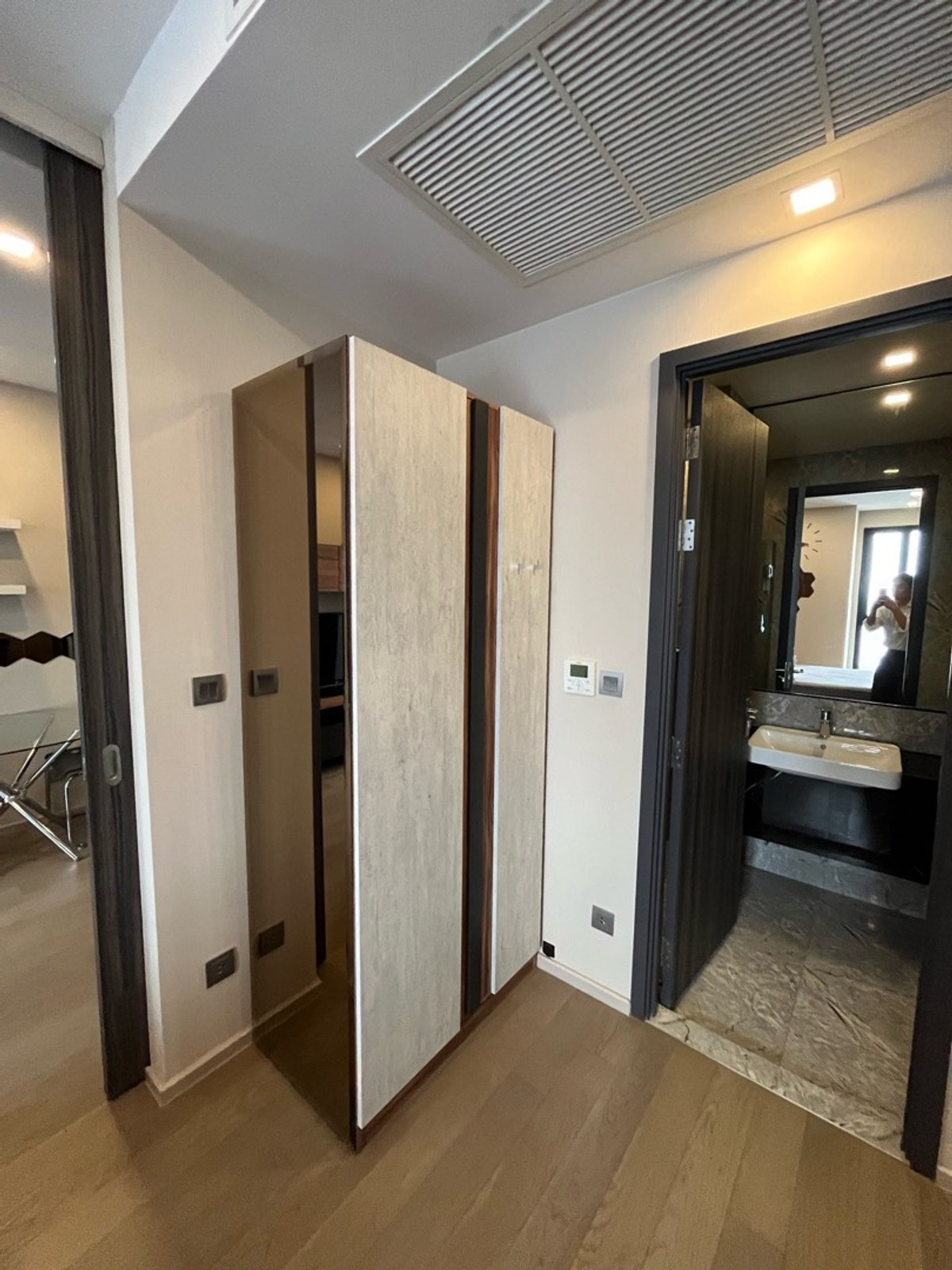 ขายคอนโดสุขุมวิท อโศก ทองหล่อ : ✨ ขาย Ashton Asoke (แอชตัน อโศก)ชั้นสูงมาก วิวสวย ห้อง Rare Unit ราคาพิเศษสุดในโครงการ💰 ราคาพิเศษเพียง 9.5 ล้านบาทจากราคาปกติ 9.8 ล้านบาท📌 ห้องสวยตกแต่งครบ Fully Furnished พร้อมเข้าอยู่ได้ทันที🏙️ พีรพงศ์ ฟีฟ่า 087-808-3690