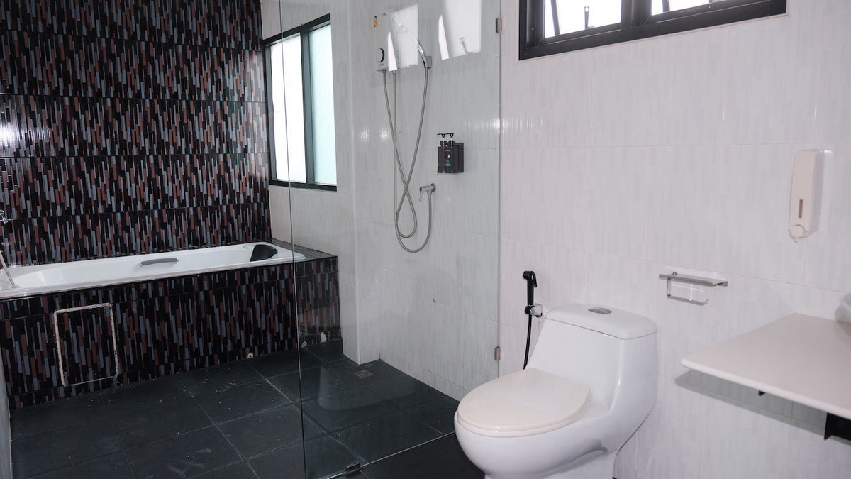 ให้เช่าบ้านอ่อนนุช อุดมสุข : 📢👇 บ้านที่เป็นมิตรกับสัตว์เลี้ยง พร้อมสระน้ำเกลือส่วนตัว! เหมาะสำหรับครอบครัวและคนรักสัตว์เลี้ยง เพลิดเพลินกับไลฟ์สไตล์ที่ผ่อนคลายพร้อมสระว่ายน้ำส่วนตัวและสวนกว้างขวางใจกลางอุดมสุข