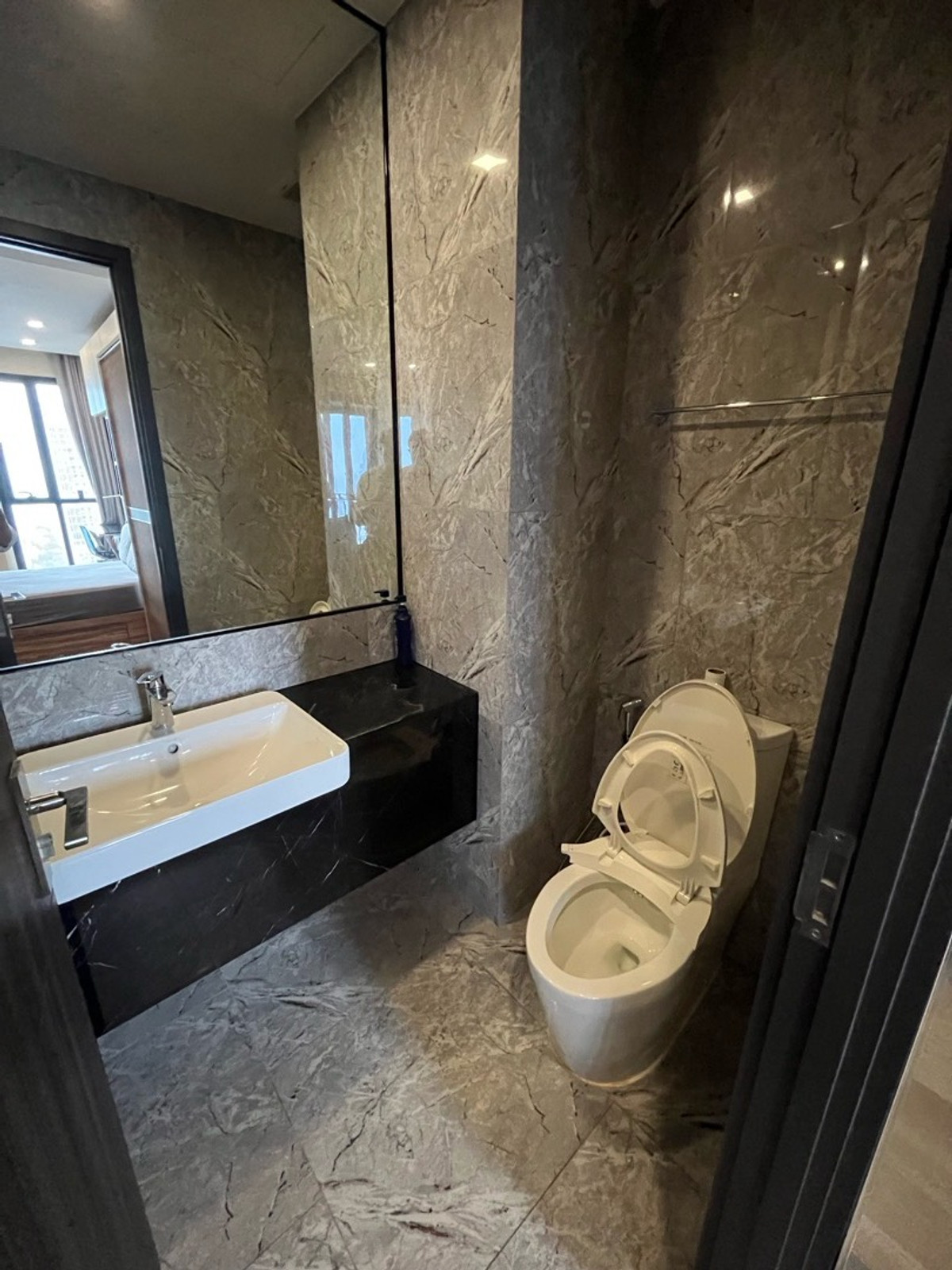 ขายคอนโดสุขุมวิท อโศก ทองหล่อ : ✨ ขาย Ashton Asoke (แอชตัน อโศก)ชั้นสูงมาก วิวสวย ห้อง Rare Unit ราคาพิเศษสุดในโครงการ💰 ราคาพิเศษเพียง 9.5 ล้านบาทจากราคาปกติ 9.8 ล้านบาท📌 ห้องสวยตกแต่งครบ Fully Furnished พร้อมเข้าอยู่ได้ทันที🏙️ พีรพงศ์ ฟีฟ่า 087-808-3690