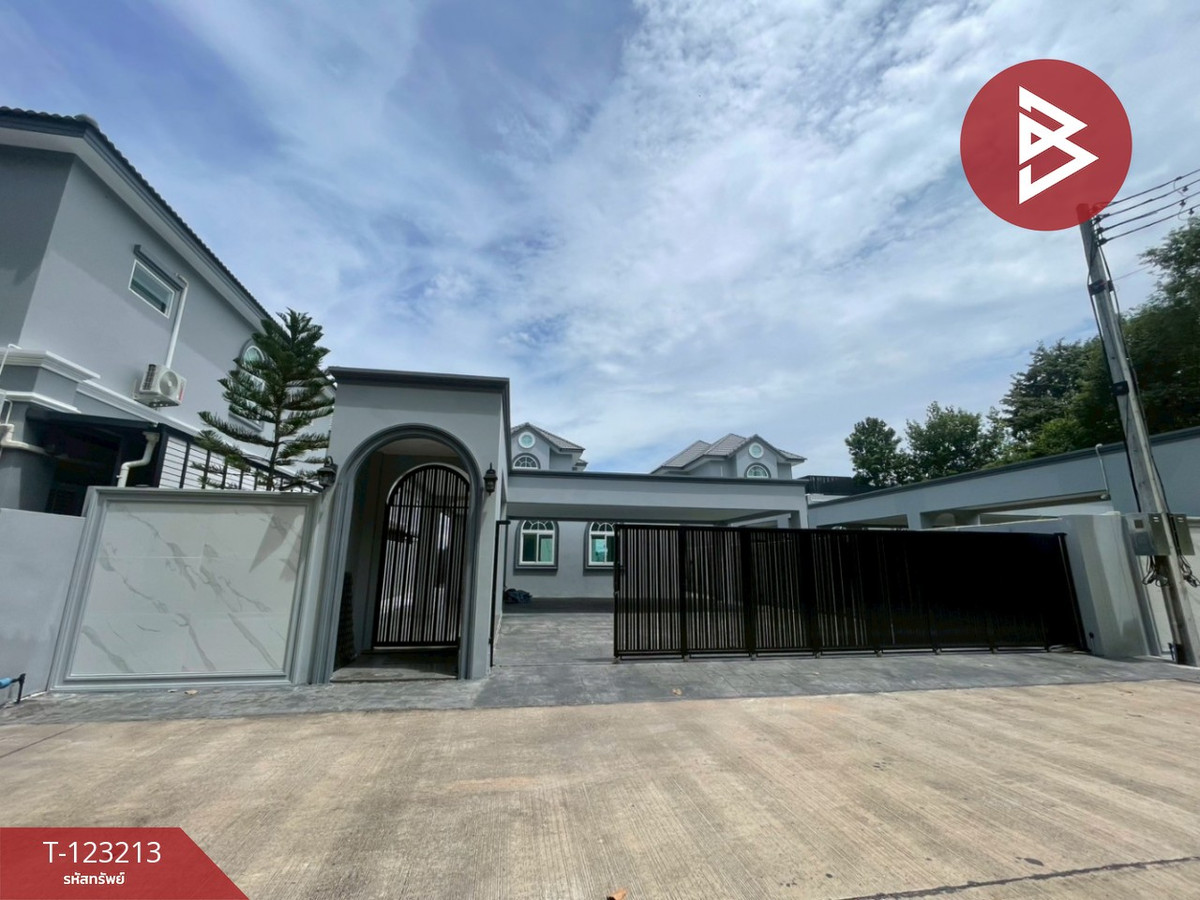 For SaleHouseSriracha Laem Chabang Ban Bueng : 171.8 sq m, detached house for sale, English style pool villa. In the heart of Sriracha, Happiness Home Sriracha project, near Central Sriracha, ready to move in.