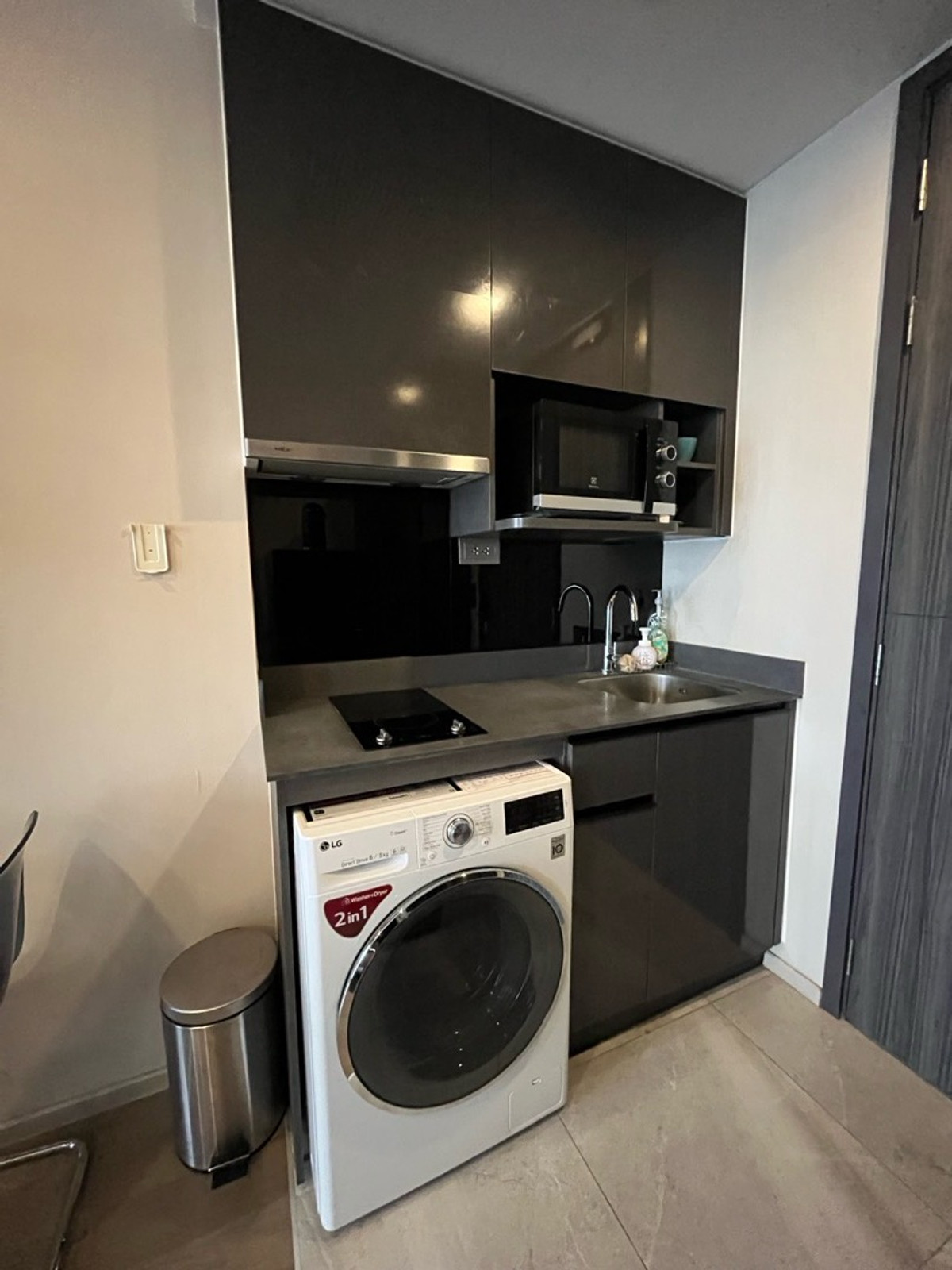 ขายคอนโดสุขุมวิท อโศก ทองหล่อ : ✨ ขาย Ashton Asoke (แอชตัน อโศก)ชั้นสูงมาก วิวสวย ห้อง Rare Unit ราคาพิเศษสุดในโครงการ💰 ราคาพิเศษเพียง 9.5 ล้านบาทจากราคาปกติ 9.8 ล้านบาท📌 ห้องสวยตกแต่งครบ Fully Furnished พร้อมเข้าอยู่ได้ทันที🏙️ พีรพงศ์ ฟีฟ่า 087-808-3690