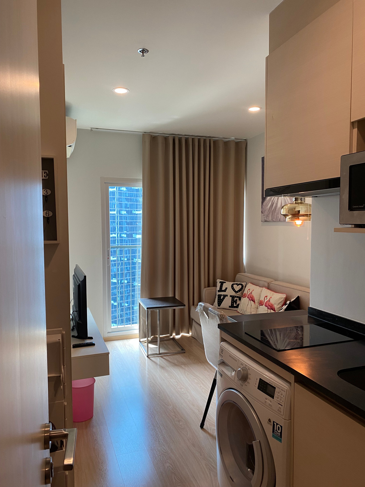 For RentCondoRatchadapisek, Huaikwang, Suttisan : !! Beautiful room for rent, Noble Revolve Ratchada 2 Condo (Noble Revolve Ratchada 2), near MRT Cultural Center.