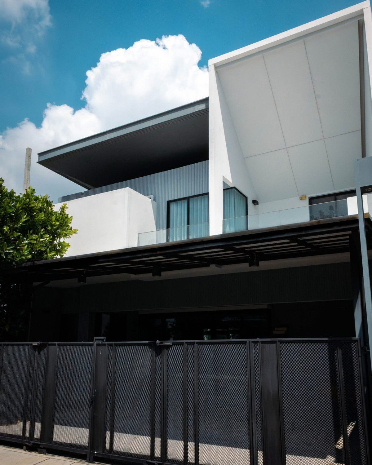 HouseBangna, Bearing, Lasalle : P0363 For Sale / Rent | VIVE Bangna KM.7 – Super Luxury Detached Home by Land & Houses Fully furnished and fully equipped with premium electrical appliances. Ready to move in.