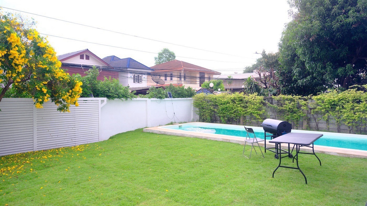 ให้เช่าบ้านอ่อนนุช อุดมสุข : 📢👇 บ้านที่เป็นมิตรกับสัตว์เลี้ยง พร้อมสระน้ำเกลือส่วนตัว! เหมาะสำหรับครอบครัวและคนรักสัตว์เลี้ยง เพลิดเพลินกับไลฟ์สไตล์ที่ผ่อนคลายพร้อมสระว่ายน้ำส่วนตัวและสวนกว้างขวางใจกลางอุดมสุข