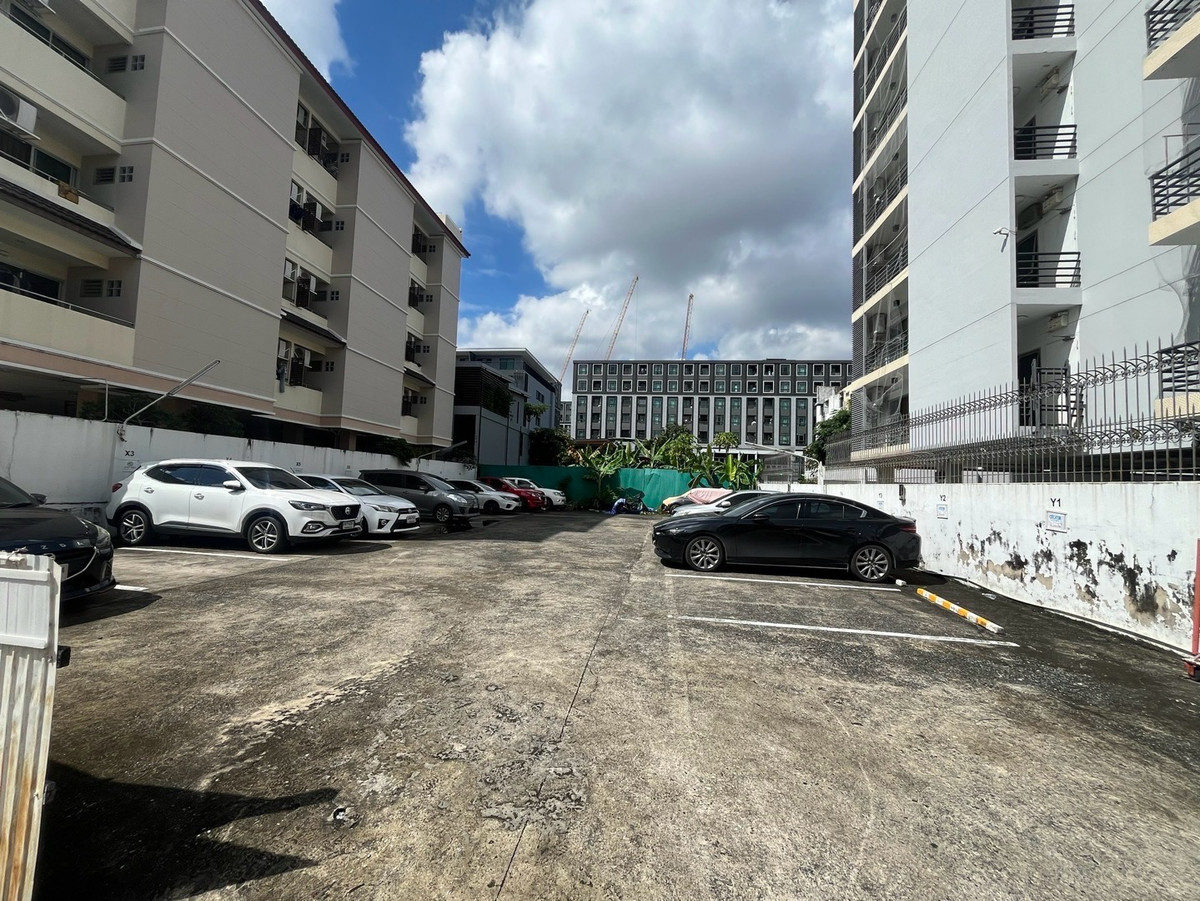 For RentLandRatchadapisek, Huaikwang, Suttisan : Land for rent, 104 square wah, completely poured, Soi Ratchadaphisek 19, Vibhavadi 20.