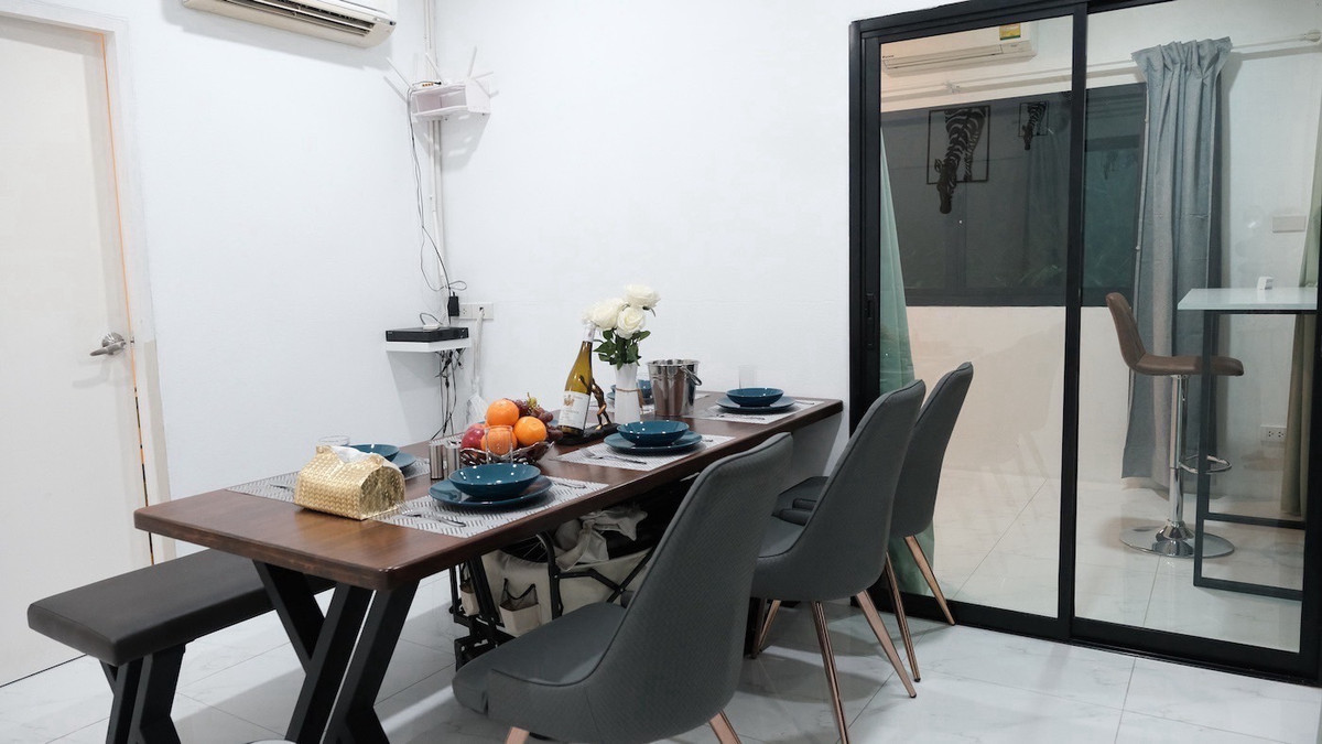 ให้เช่าบ้านอ่อนนุช อุดมสุข : 📢👇 บ้านที่เป็นมิตรกับสัตว์เลี้ยง พร้อมสระน้ำเกลือส่วนตัว! เหมาะสำหรับครอบครัวและคนรักสัตว์เลี้ยง เพลิดเพลินกับไลฟ์สไตล์ที่ผ่อนคลายพร้อมสระว่ายน้ำส่วนตัวและสวนกว้างขวางใจกลางอุดมสุข