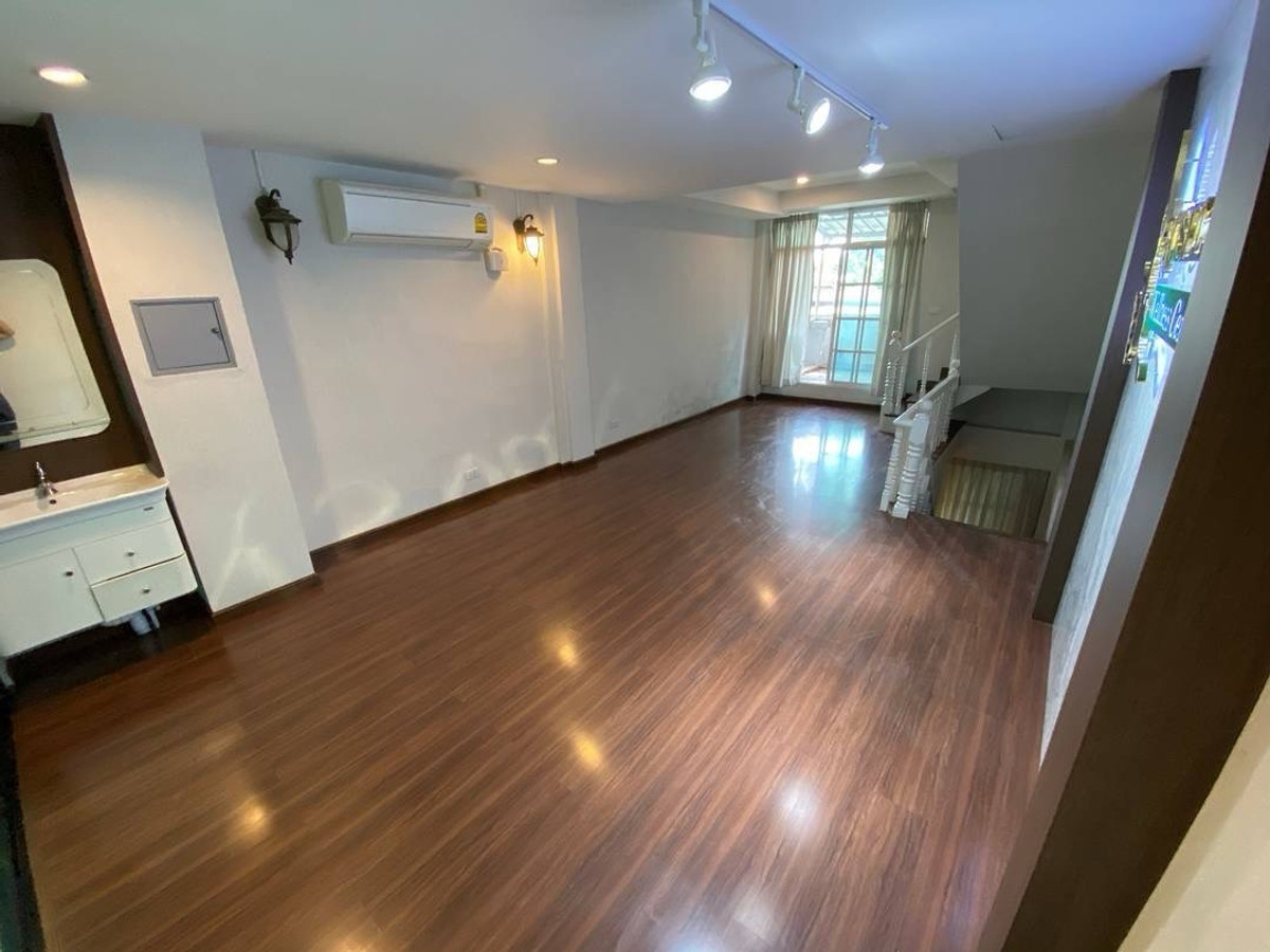 อาคารพาณิชย์สุขุมวิท อโศก ทองหล่อ : 📢👇เริ่มต้นธุรกิจของคุณในทำเลศักยภาพ!อาคารพาณิชย์สูง 5 ชั้นครึ่ง ติดถนนใหญ่ รายล้อมด้วยย่านคึกคัก เดินทางสะดวก ทำเลดีตามหลักฮวงจุ้ย เหมาะสำหรับทำออฟฟิศ คาเฟ่ โชว์รูม หรือธุรกิจอื่น ๆ