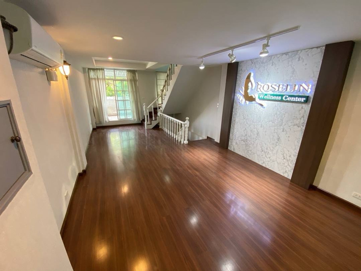 อาคารพาณิชย์สุขุมวิท อโศก ทองหล่อ : 📢👇เริ่มต้นธุรกิจของคุณในทำเลศักยภาพ!อาคารพาณิชย์สูง 5 ชั้นครึ่ง ติดถนนใหญ่ รายล้อมด้วยย่านคึกคัก เดินทางสะดวก ทำเลดีตามหลักฮวงจุ้ย เหมาะสำหรับทำออฟฟิศ คาเฟ่ โชว์รูม หรือธุรกิจอื่น ๆ