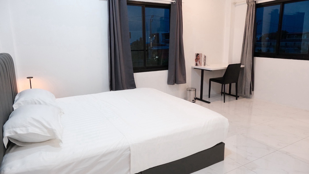 ให้เช่าบ้านอ่อนนุช อุดมสุข : 📢👇 บ้านที่เป็นมิตรกับสัตว์เลี้ยง พร้อมสระน้ำเกลือส่วนตัว! เหมาะสำหรับครอบครัวและคนรักสัตว์เลี้ยง เพลิดเพลินกับไลฟ์สไตล์ที่ผ่อนคลายพร้อมสระว่ายน้ำส่วนตัวและสวนกว้างขวางใจกลางอุดมสุข