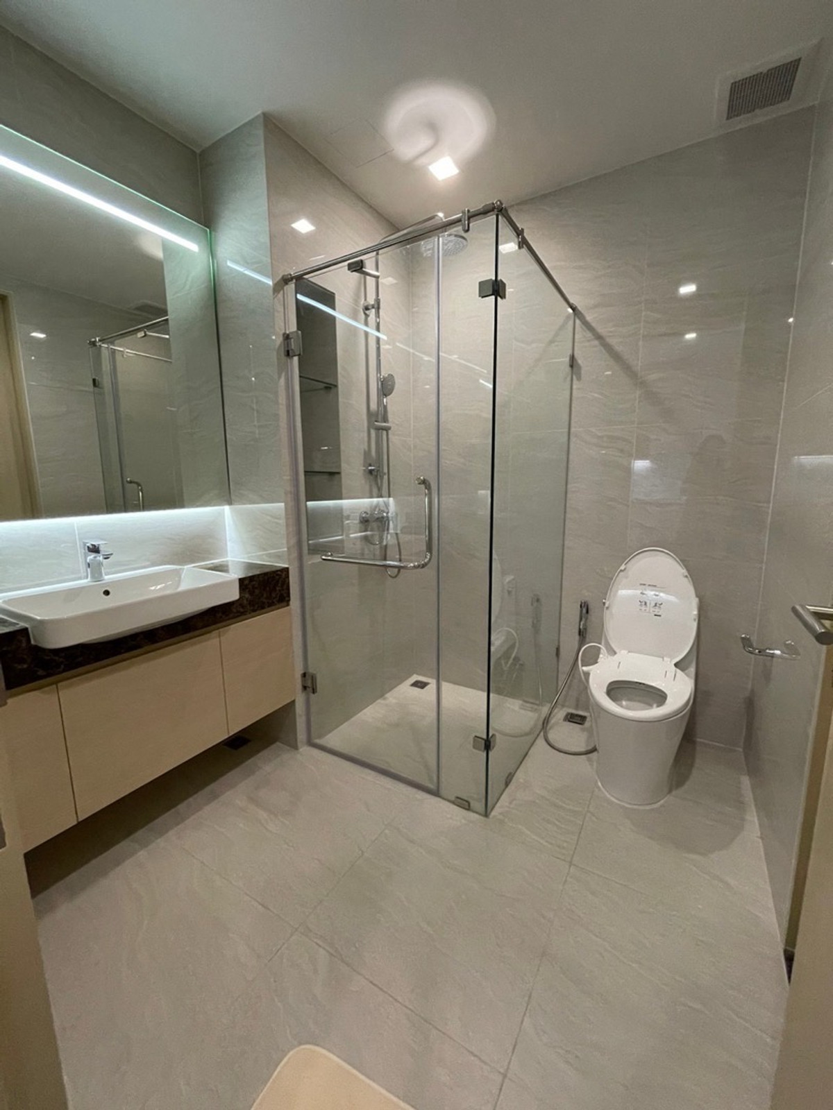 For RentCondoSukhumvit, Asoke, Thonglor : 🔥Urgent Rental🔥 Noble State 39, spacious unit with unblocked views, luxuriously decorated, fully furnished, ready to move in, near BTS Phrom Phong.