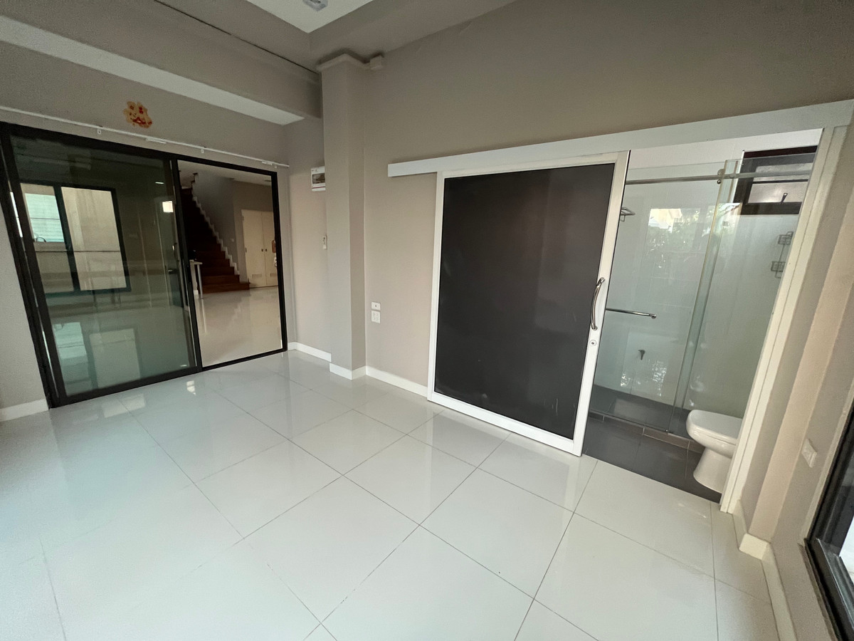 For SaleHouseSeri Thai, Ramkhamhaeng Nida : 🏠 Spacious Lakeside Family Home in Mantana Onnut–Wongwaen | 5 Bedrooms with Private Garden & 4-Car Parking | Near Mega Bangna and Major Expressways