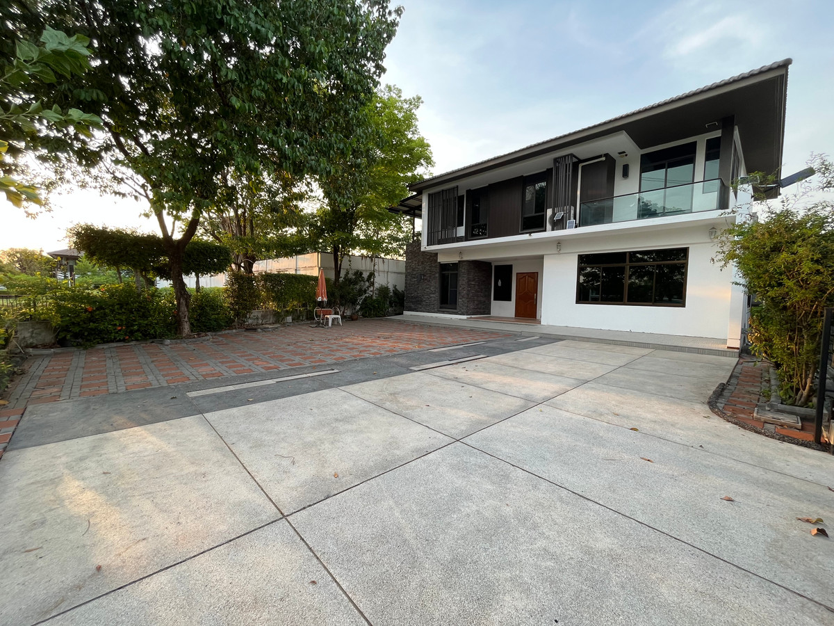 For SaleHouseSeri Thai, Ramkhamhaeng Nida : 🏠 Spacious Lakeside Family Home in Mantana Onnut–Wongwaen | 5 Bedrooms with Private Garden & 4-Car Parking | Near Mega Bangna and Major Expressways