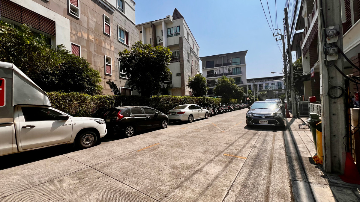 ขายทาวน์โฮมเกษตร นวมินทร์ ลาดปลาเค้า : ขาย ทาวน์โฮม 4 ชั้น Premium Place เอกมัย–รามอินทรา | ทำเลศักยภาพ ใกล้เลียบด่วน | เหมาะอยู่อาศัย–ทำออฟฟิศ–ลงทุนปล่อยเช่า