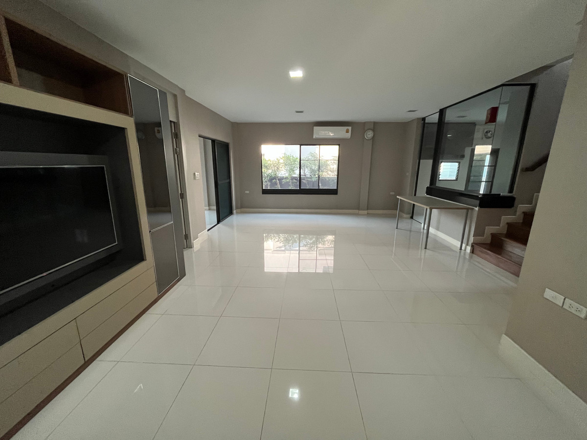 For SaleHouseSeri Thai, Ramkhamhaeng Nida : 🏠 Spacious Lakeside Family Home in Mantana Onnut–Wongwaen | 5 Bedrooms with Private Garden & 4-Car Parking | Near Mega Bangna and Major Expressways