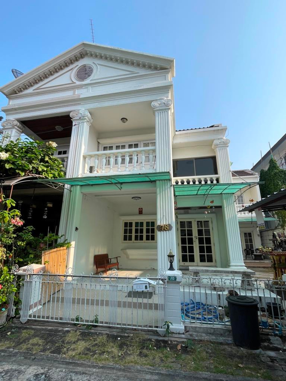 ให้เช่าทาวน์โฮมอ่อนนุช อุดมสุข : ให้เช่าทาวน์โฮมห้องริมพร้อมที่ดินว่างด้านข้าง อยู่ที่หมู่บ้านสุขุมวิทการ์เด้นซิตี้ในสุขุมวิท 79  ขนาดพื้นที่ใช้สอยประมาณ 200 ตรม. 3 ห้องนอน, ห้องเอนกประสงค์ , 2 ห้องน้ำ มีเฟอร์นิเจอร์บางส่วน  