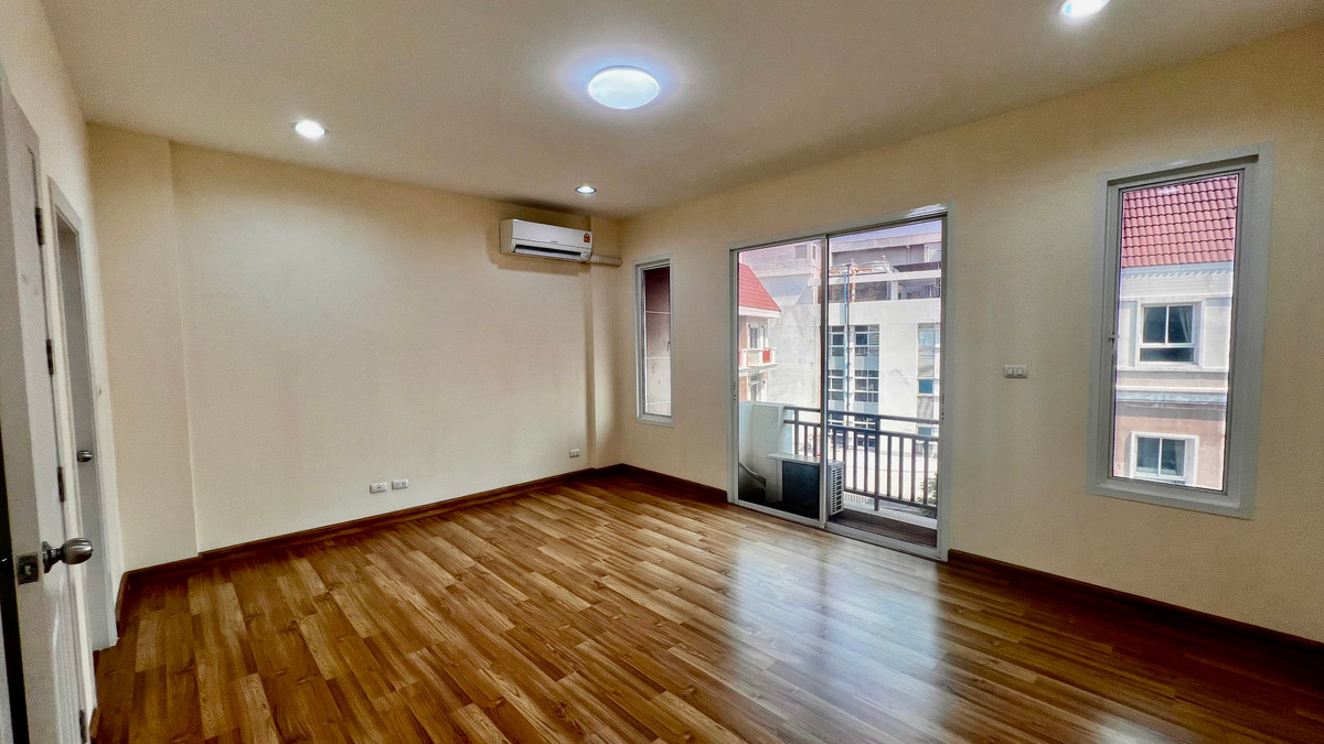 ขายทาวน์โฮมเกษตร นวมินทร์ ลาดปลาเค้า : ขาย ทาวน์โฮม 4 ชั้น Premium Place เอกมัย–รามอินทรา | ทำเลศักยภาพ ใกล้เลียบด่วน | เหมาะอยู่อาศัย–ทำออฟฟิศ–ลงทุนปล่อยเช่า